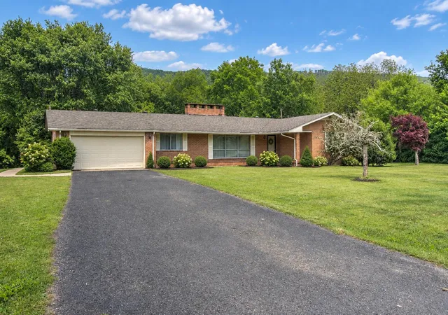 Photo 2 of Single family home for sale at 1385 N Main St, Whitwell, TN 37397 | MLS# 1542839 | Listing updated on 2026-10-05