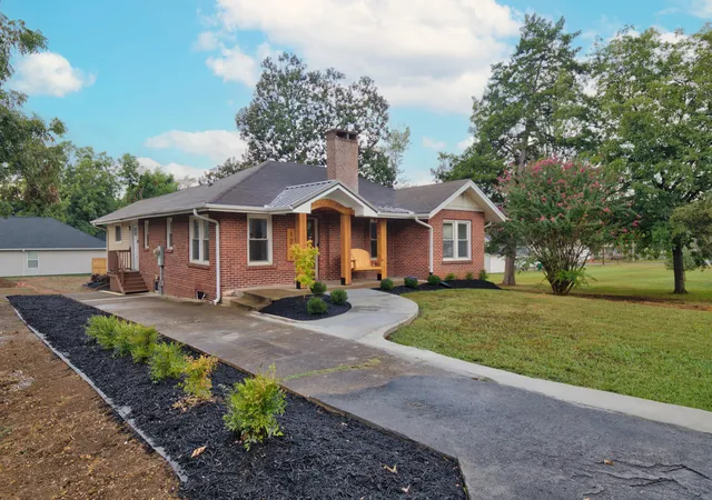 Photo 3 of Sale Pending at 1207 Spring Crk Rd, Chattanooga, TN 37412 | MLS# 1543326 | Listing updated on 2026-10-14