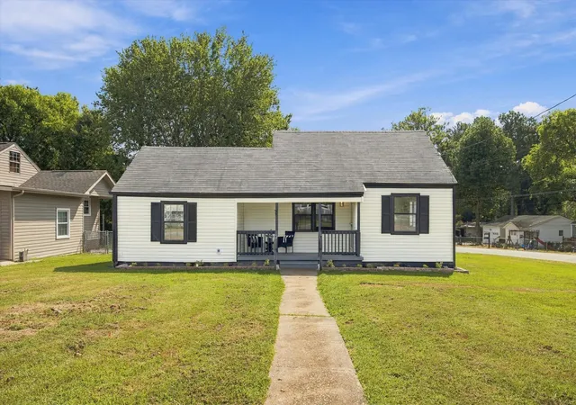 Photo 1 of Sale Pending at 724 Pyron Ln, Chattanooga, TN 37412 | MLS# 1543022 | Listing updated on 2026-10-21