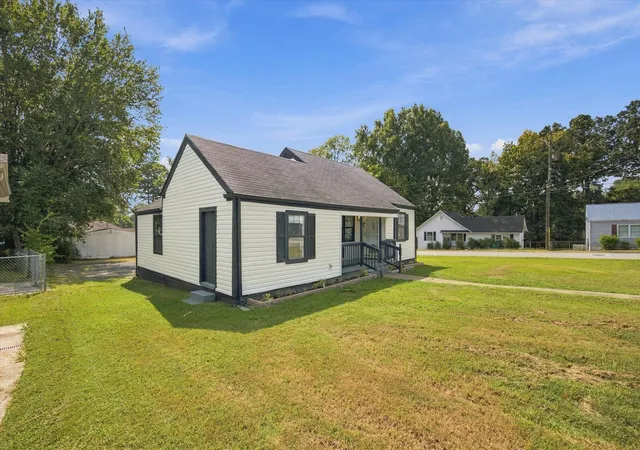 Photo 2 of Sale Pending at 724 Pyron Ln, Chattanooga, TN 37412 | MLS# 1543022 | Listing updated on 2026-10-21