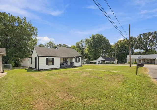 Photo 3 of Sale Pending at 724 Pyron Ln, Chattanooga, TN 37412 | MLS# 1543022 | Listing updated on 2026-10-21