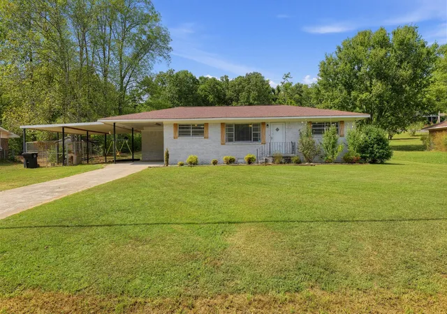 Photo 1 of Single family home for sale at 3802 Grand Ave Sw, Fort Payne, AL 35967 | MLS# 1543009 | Listing updated on 2026-10-19