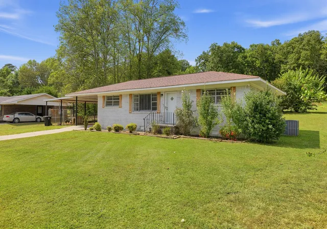 Photo 2 of Single family home for sale at 3802 Grand Ave Sw, Fort Payne, AL 35967 | MLS# 1543009 | Listing updated on 2026-10-19