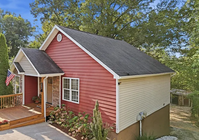 Photo 2 of Single family home for sale at 3504 Shelby Cir, Chattanooga, TN 37412 | MLS# 1543307 | Listing updated on 2026-10-23