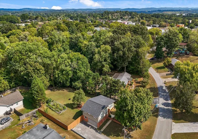 Photo 2 of Single family home for sale at 3905 Melinda Cir, Chattanooga, TN 37416 | MLS# 1543319 | Listing updated on 2026-10-26