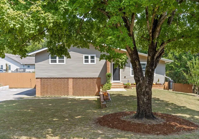 Photo 3 of Single family home for sale at 3905 Melinda Cir, Chattanooga, TN 37416 | MLS# 1543319 | Listing updated on 2026-10-26