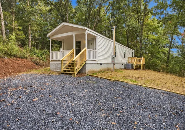 Photo 1 of Sale Pending at 516 Lee Joan Dr Nw, Dalton, GA 30721 | MLS# 1543314 | Listing updated on 2026-10-05