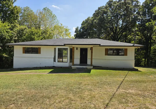 Photo 2 of Sale Pending at 7714 Basswood Dr, Chattanooga, TN 37416 | MLS# 1543362 | Listing updated on 2026-10-14
