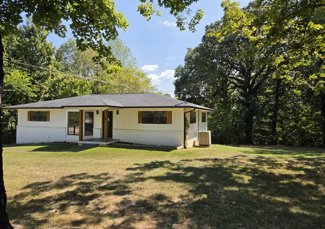 Photo 3 of Sale Pending at 7714 Basswood Dr, Chattanooga, TN 37416 | MLS# 1543362 | Listing updated on 2026-10-14