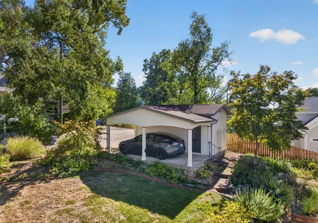 Photo 3 of Single family home for sale at 900 Mississippi Ave, Chattanooga, TN 37405 | MLS# 1543806 | Listing updated on 2026-10-23