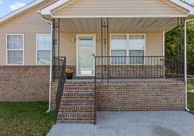 Photo 2 of Single family home for sale at 1818 Tuskegee Blvd, Chattanooga, TN 37421 | MLS# 1543659 | Listing updated on 2026-10-22