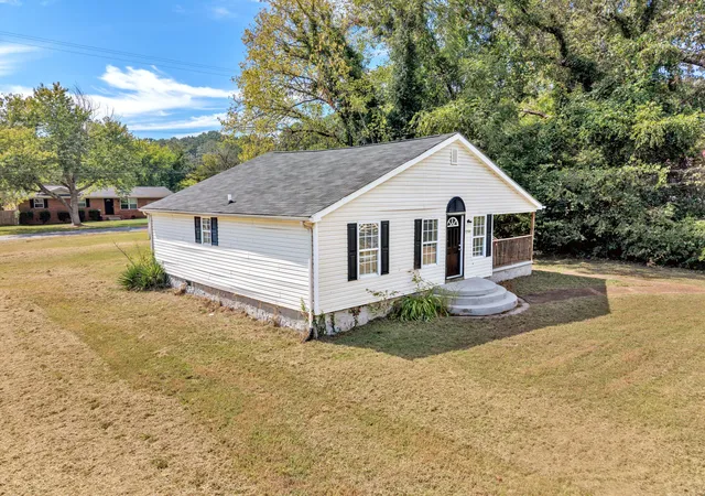 Photo 3 of Single family home for sale at 3206 Dyer St, Chattanooga, TN 37411 | MLS# 1544057 | Listing updated on 2026-10-06
