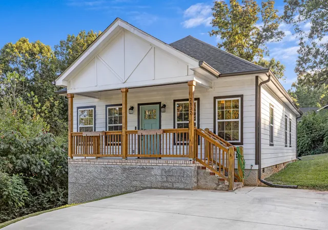 Photo 1 of Single family home for sale at 2832 Ridgemont Dr, Chattanooga, TN 37404 | MLS# 1543981 | Listing updated on 2026-10-16