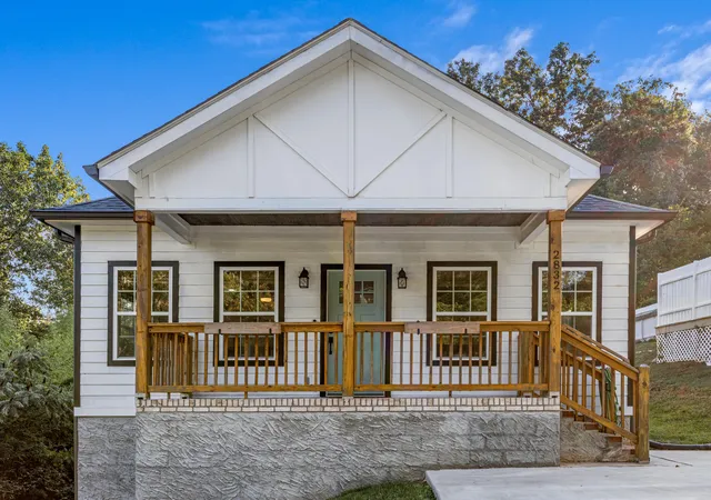 Photo 2 of Single family home for sale at 2832 Ridgemont Dr, Chattanooga, TN 37404 | MLS# 1543981 | Listing updated on 2026-10-16