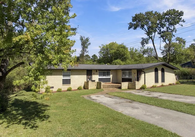 Photo 2 of Multi family home for sale at 7749 Holiday Hills Cir, Chattanooga, TN 37416 | MLS# 1543785 | Listing updated on 2026-10-08