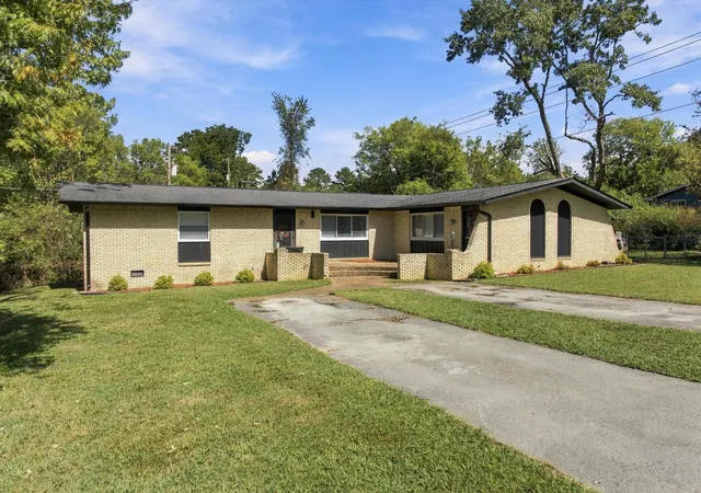 Photo 3 of Multi family home for sale at 7749 Holiday Hills Cir, Chattanooga, TN 37416 | MLS# 1543785 | Listing updated on 2026-10-08