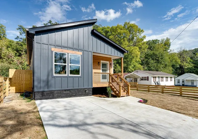 Photo 2 of Single family home for sale at 2412 Wilhoit St, Chattanooga, TN 37406 | MLS# 1544047 | Listing updated on 2026-10-12