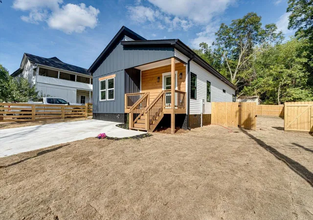 Photo 3 of Single family home for sale at 2412 Wilhoit St, Chattanooga, TN 37406 | MLS# 1544047 | Listing updated on 2026-10-12
