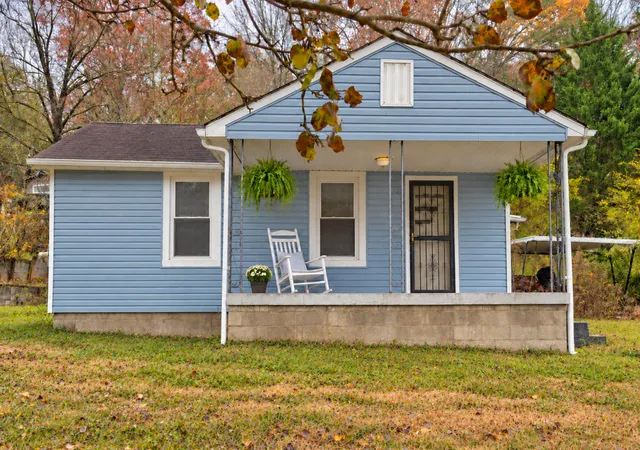 Photo 1 of Single family home for sale at 1128 Pineville Rd, Chattanooga, TN 37405 | MLS# 1544157 | Listing updated on 2026-10-07