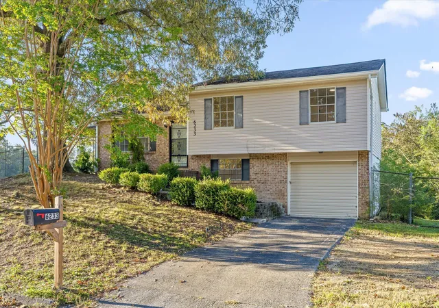 Photo 1 of Single family home for sale at 6233 Canoe Ln, Chattanooga, TN 37416 | MLS# 1544311 | Listing updated on 2026-10-09