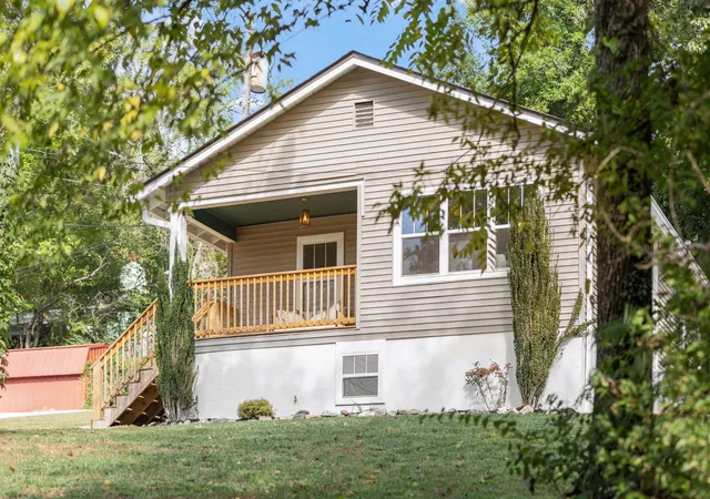 Photo 2 of Single family home for sale at 805 Poindexter Ave, Chattanooga, TN 37412 | MLS# 1544575 | Listing updated on 2026-10-14