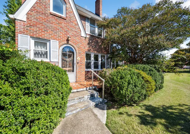 Photo 2 of Single family home for sale at 1621 S Rugby Pl, Chattanooga, TN 37412 | MLS# 1544474 | Listing updated on 2026-10-26