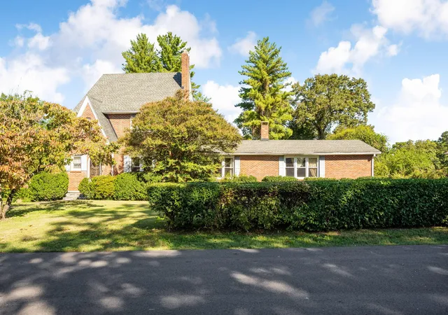 Photo 3 of Single family home for sale at 1621 S Rugby Pl, Chattanooga, TN 37412 | MLS# 1544474 | Listing updated on 2026-10-26