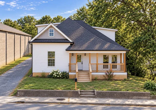 Photo 1 of Single family home for sale at 429 S Glenwood Ave, Dalton, GA 30721 | MLS# 1544523 | Listing updated on 2026-10-13