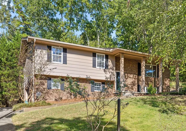 Photo 2 of Sale Pending at 6218 Glenridge Ln, Hixson, TN 37343 | MLS# 1544365 | Listing updated on 2026-10-19
