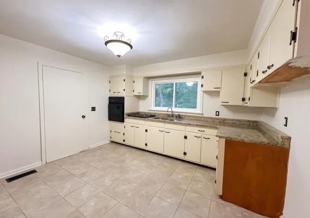 Photo 3 of Single family home for sale at 718 S Lovell Ave, Chattanooga, TN 37412 | MLS# 1544367 | Listing updated on 2026-10-23