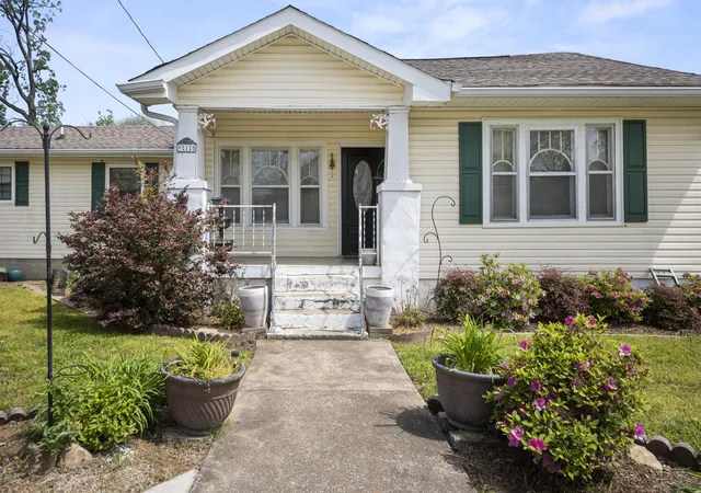 Photo 1 of Single family home for sale at 910 S Highland Park Ave, Chattanooga, TN 37404 | MLS# 1544545 | Listing updated on 2026-10-13