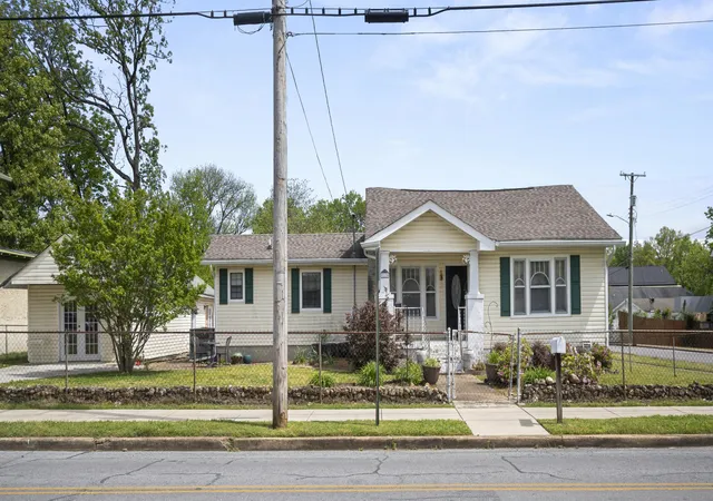Photo 2 of Single family home for sale at 910 S Highland Park Ave, Chattanooga, TN 37404 | MLS# 1544545 | Listing updated on 2026-10-13