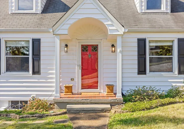 Photo 3 of Sale Pending at 912 Mount Vernon Ave, Chattanooga, TN 37405 | MLS# 1544613 | Listing updated on 2026-10-19