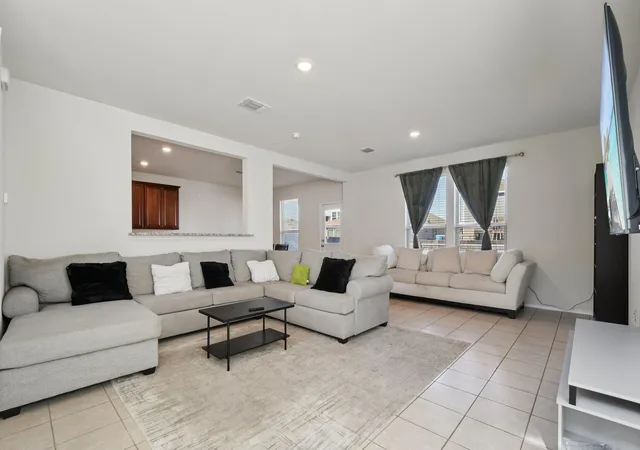Photo 2 of Single family home for sale at 185 Katie Elder Dr, Jarrell, TX | MLS# 4196525 | Listing updated on 2026-10-01