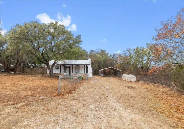 Photo 3 of Single family home for sale at 6916 Clover Leaf Dr, Brownwood, TX 76801 | MLS# 8040373 | Listing updated on 2026-10-02