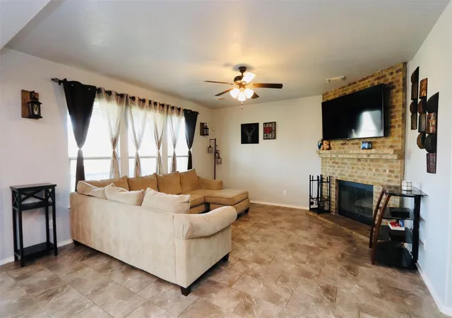 Photo 4 of Single family home for sale at 1712 Uhland Dr, Leander, TX 78641 | MLS# 4135666 | Listing updated on 2026-10-07