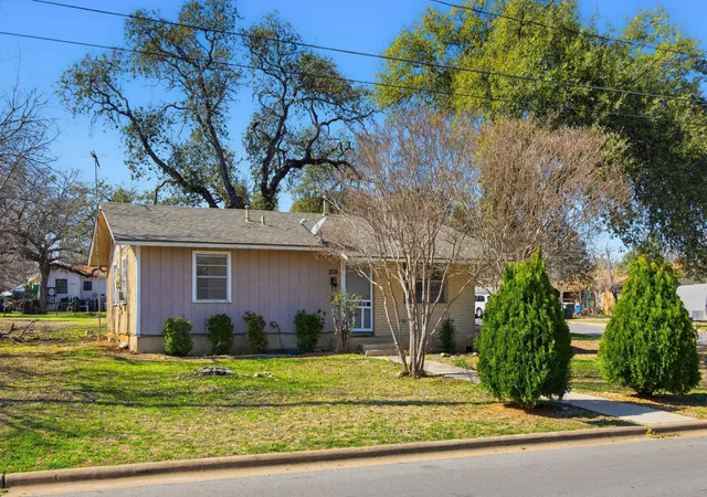 Photo 1 of Single family home for sale at 202 Forest St, Georgetown, TX 78626 | MLS# 6506944 | Listing updated on 2026-10-19