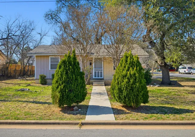 Photo 2 of Single family home for sale at 202 Forest St, Georgetown, TX 78626 | MLS# 6506944 | Listing updated on 2026-10-19