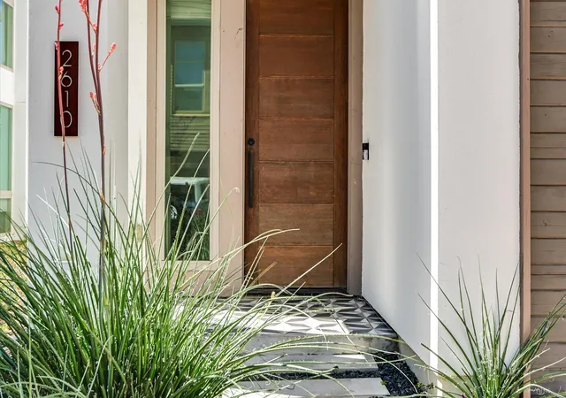 Listing Photo 4 - Condo for sale in building located at 2610 Watkins Wy, Austin, TX 78746