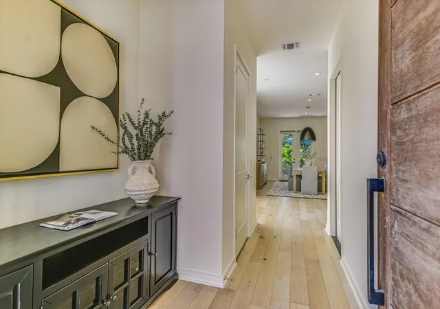 Listing Photo 5 - Condo for sale in building located at 2610 Watkins Wy, Austin, TX 78746