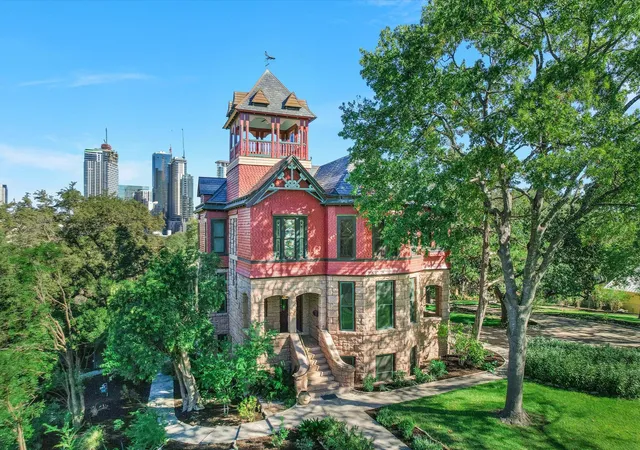 Photo 1 of Single family home for sale at 400 Academy Dr, Austin, TX 78704 | MLS# 2615563 | Listing updated on 2026-09-25