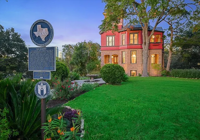 Photo 3 of Single family home for sale at 400 Academy Dr, Austin, TX 78704 | MLS# 2615563 | Listing updated on 2026-09-25