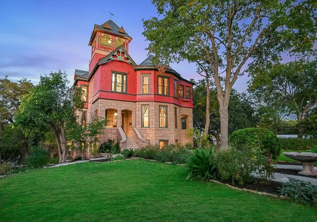 Photo 4 of Single family home for sale at 400 Academy Dr, Austin, TX 78704 | MLS# 2615563 | Listing updated on 2026-09-25