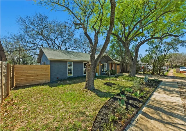 Photo 2 of Single family home for sale at 1005 Arthur Stiles Rd, Austin, TX 78721 | MLS# 5127121 | Listing updated on 2026-09-23