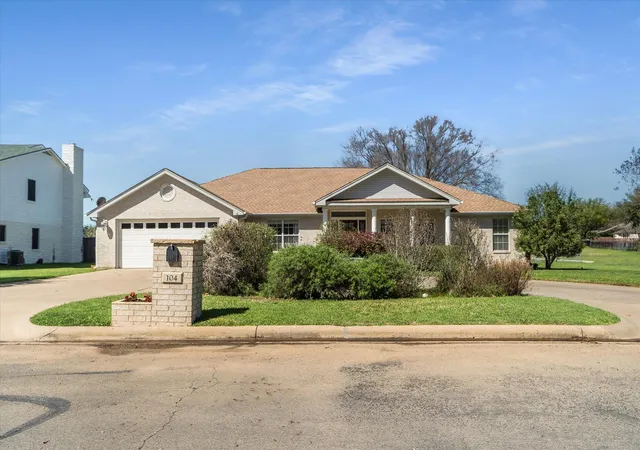 Photo 1 of Single family home for sale at 104 Firestone Pl, Meadowlakes, TX 78654 | MLS# 1644663 | Listing updated on 2026-09-11