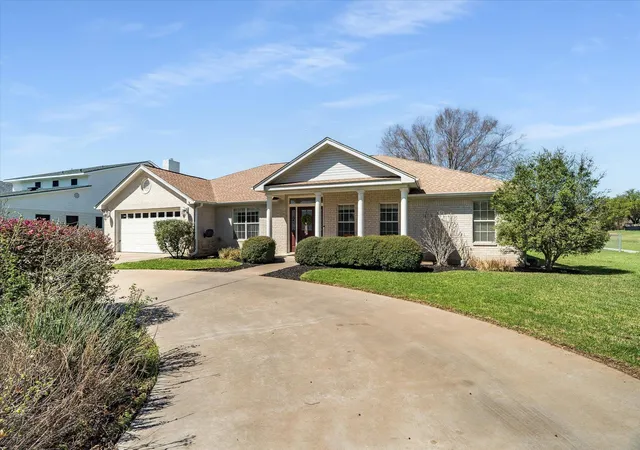 Photo 2 of Single family home for sale at 104 Firestone Pl, Meadowlakes, TX 78654 | MLS# 1644663 | Listing updated on 2026-09-11