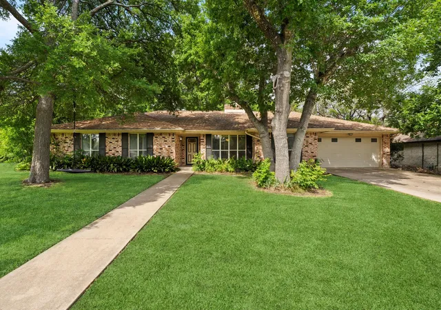 Photo 2 of Single family home for sale at 301 Tallwood Dr, Georgetown, TX 78628 | MLS# 3828507 | Listing updated on 2026-10-08