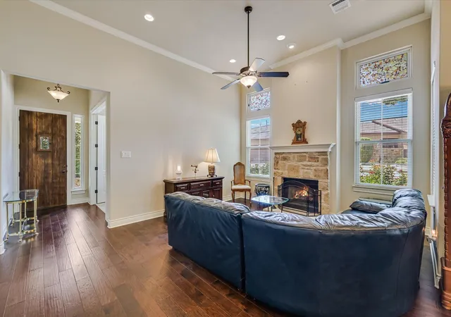 Listing Photo 3 - Condo for sale in building located at 103 Rivalto Cir, Lakeway, TX 78734 - Unit #1