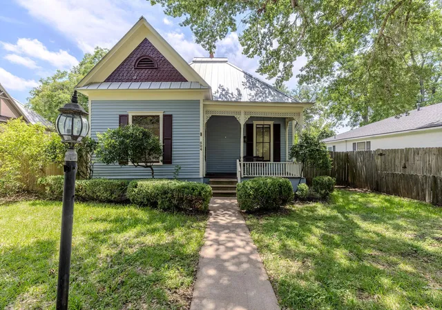 Photo 1 of Single family home for sale at 504 Gresham St, Smithville, TX 78957 | MLS# 9932240 | Listing updated on 2026-09-14