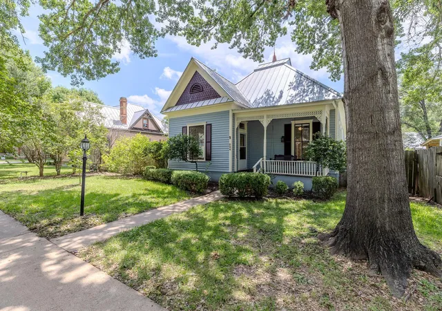 Photo 2 of Single family home for sale at 504 Gresham St, Smithville, TX 78957 | MLS# 9932240 | Listing updated on 2026-09-14